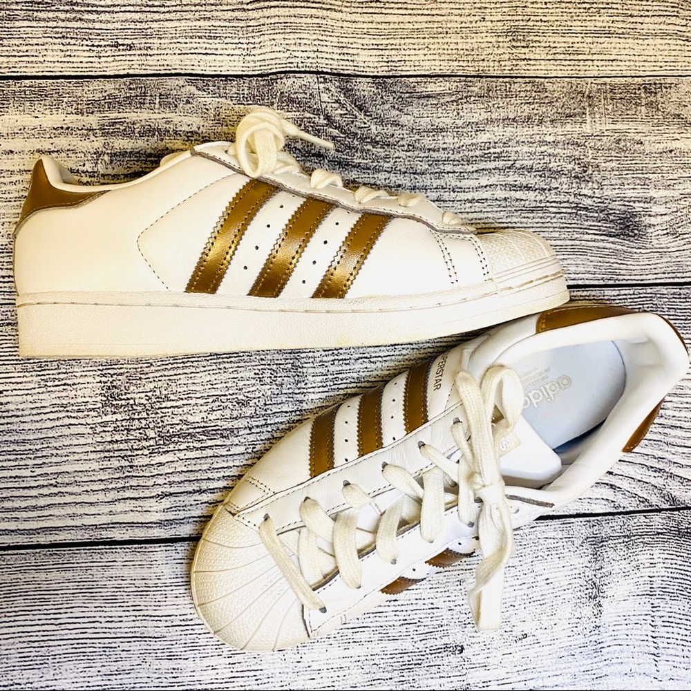 adidas Women’s Gold Originals Superstars Size 7